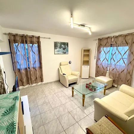 Panda1 Charmante, Moeblierte Im Panda-stil