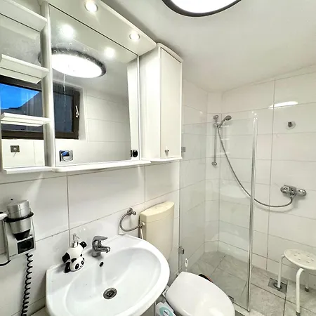 Panda1 Charmante, Moeblierte Im Panda-stil