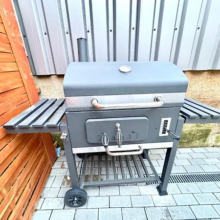 Panda1 Charmante, Moeblierte Im Panda-stil Appartement *